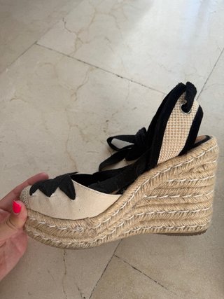 Sandalias esparto cuña beige y negro
