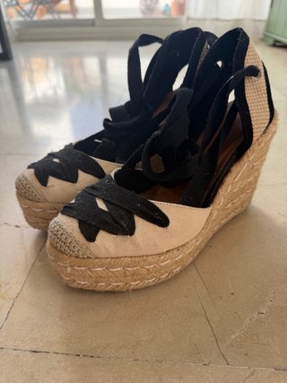 Sandalias esparto cuña beige y negro