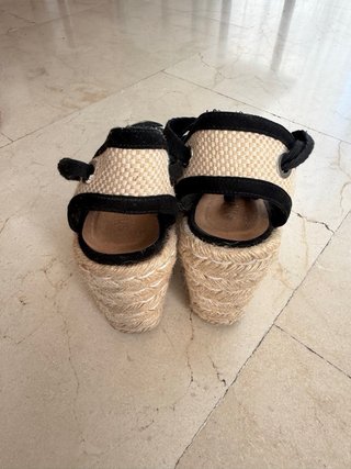 Sandalias esparto cuña beige y negro