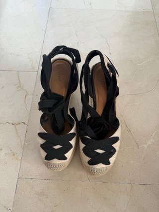 Sandalias esparto cuña beige y negro