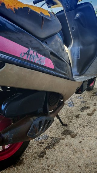 Suzuki Address 50 Scooter Negra y Rosa
