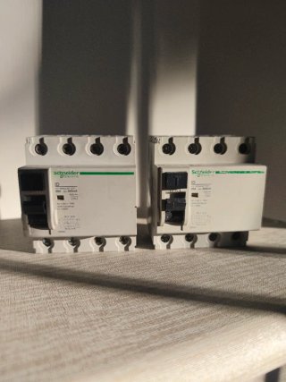 Lote de 6 Interruptores Automáticos Schneider