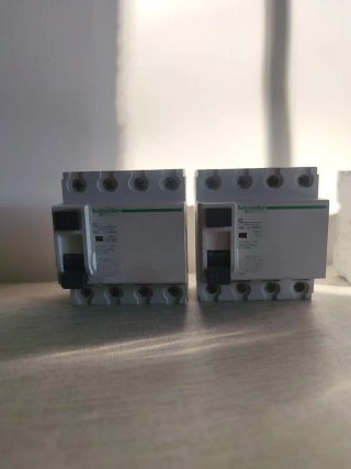 Lote de 6 Interruptores Automáticos Schneider