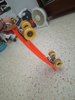 Monopatín naranja para niños