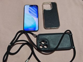 iPhone 15 Pro 128 GB con funda y cordón