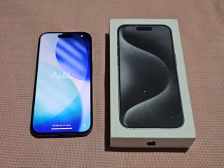 iPhone 15 Pro 128 GB con funda y cordón