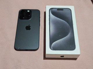iPhone 15 Pro 128 GB con funda y cordón