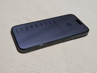 iPhone 15 Pro 128 GB con funda y cordón