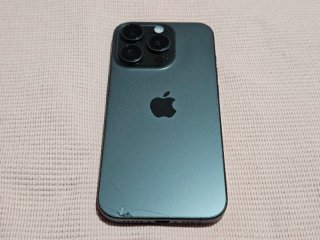 iPhone 15 Pro 128 GB con funda y cordón