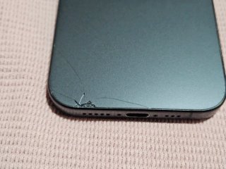 iPhone 15 Pro 128 GB con funda y cordón