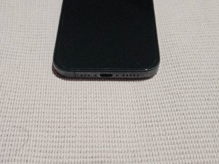 iPhone 15 Pro 128 GB con funda y cordón