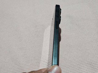 iPhone 15 Pro 128 GB con funda y cordón