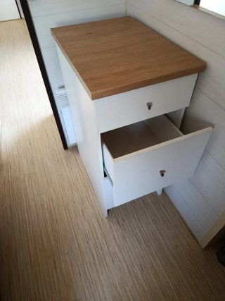 Cajonera blanca y madera