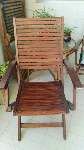 Conjunto mesa y sillas de madera exterior