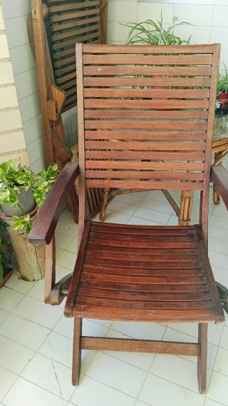 Conjunto mesa y sillas de madera exterior