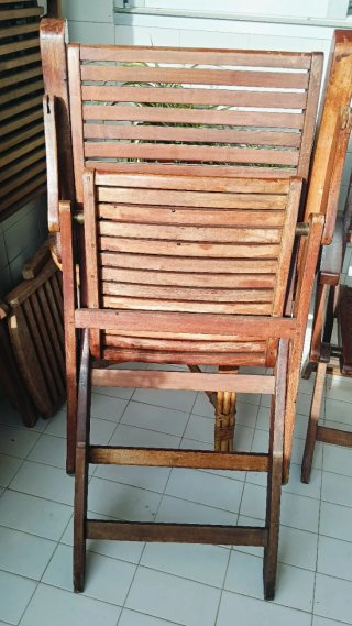 Conjunto mesa y sillas de madera exterior