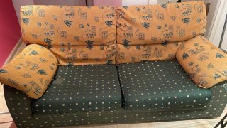 Sofá de tela verde y amarillo