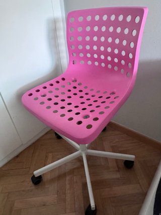 Silla rosa con ruedas y elevador