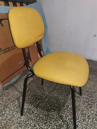 Silla amarilla con patas negras