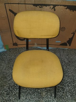 Silla amarilla con patas negras