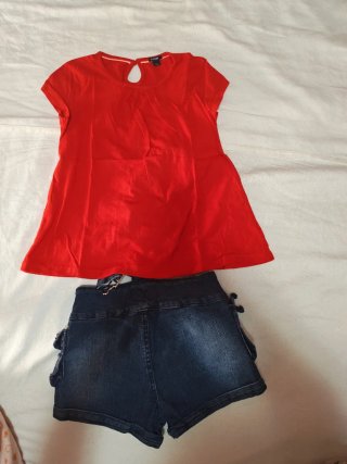Conjunto niña top rojo y shorts vaqueros
