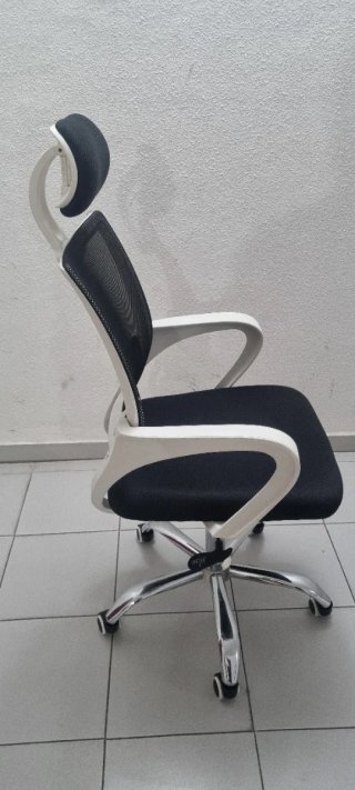 Silla de oficina ergonómica negra y blanca