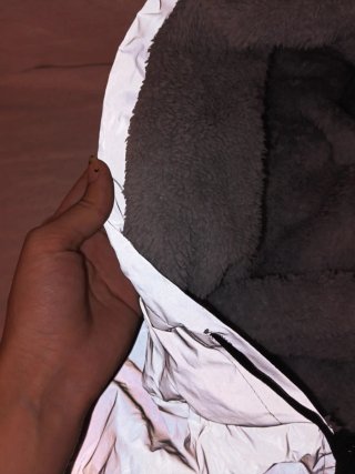 Chaqueta gris con pelo , capucha y fosforescente