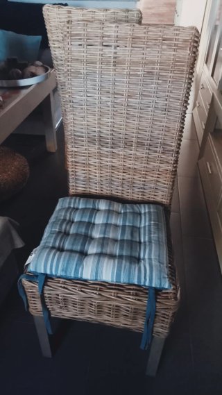 Mesa de comedor de madera y cristal