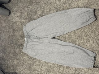 Pantalón oversize gris hombre