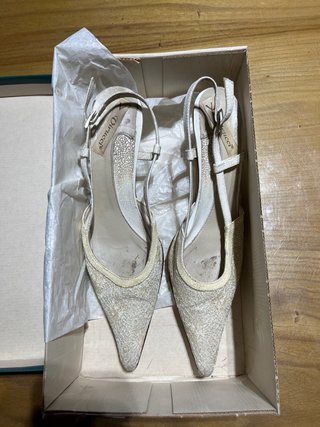 Zapatos de tacón blancos de encaje