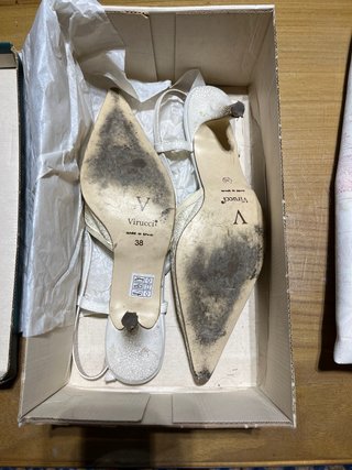 Zapatos de tacón blancos de encaje