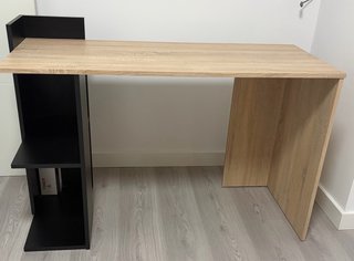 Escritorio Roble y Negro con Estantería