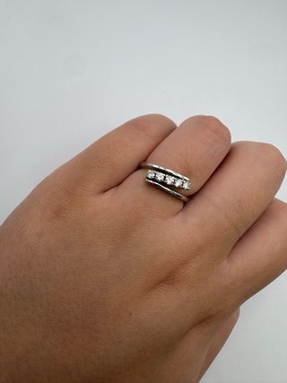 011-01-00602 ANILLO 5 BRILLANTES ORO BLANCO 18K