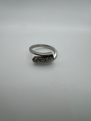 011-01-00602 ANILLO 5 BRILLANTES ORO BLANCO 18K