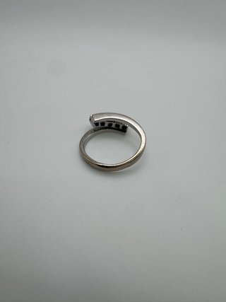 011-01-00602 ANILLO 5 BRILLANTES ORO BLANCO 18K