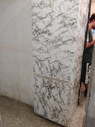 Nevera con diseño mármol