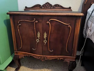 Cómoda clásica de madera con espejo