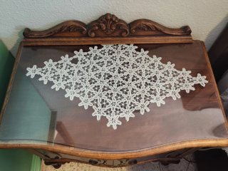 Cómoda clásica de madera con espejo
