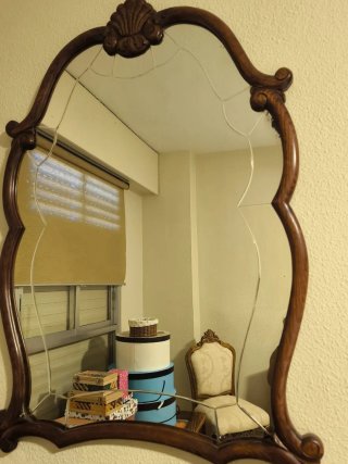 Cómoda clásica de madera con espejo
