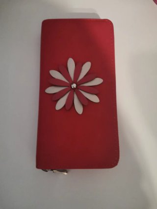 Monedero rojo con flor