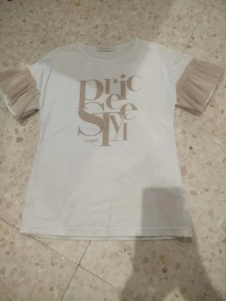 Camiseta blanca con volantes en mangas
