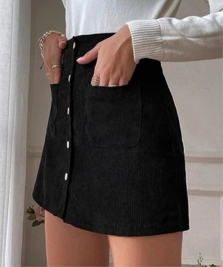 Falda negra de pana con botones