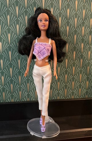 Muñeca morena tipo Barbie