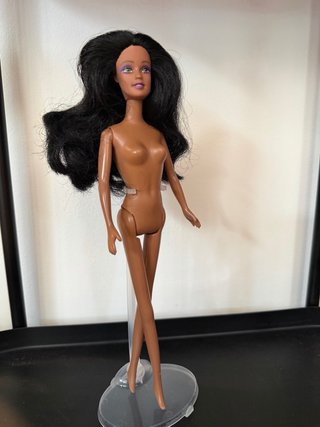 Muñeca morena tipo Barbie