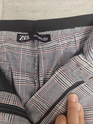 Pantalón Zara cuadros gris y rojo Talla XL