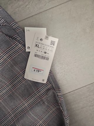 Pantalón Zara cuadros gris y rojo Talla XL