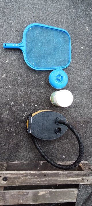 Accessori per piscina: retino, galleggiante, pompa