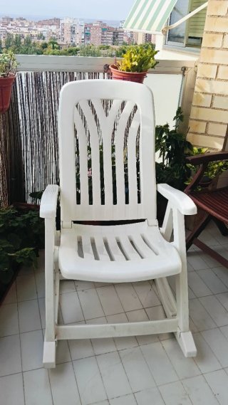 Mecedora de jardín blanca