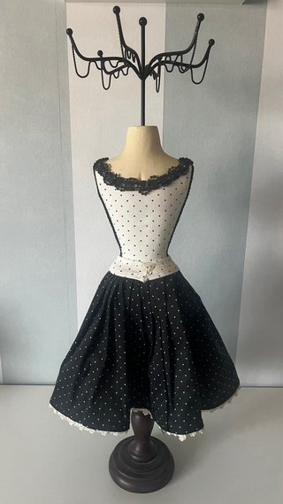 Colgador bisutería maniquí vestido lunares