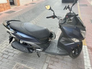 Moto Scooter SYM Negra